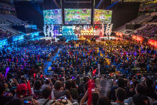 LPL美女解说鼓鼓业务水平遭质疑，微博惨遭爆破