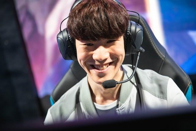 TES官博发布xiye生日返图：开启苏哥的新岁奇遇